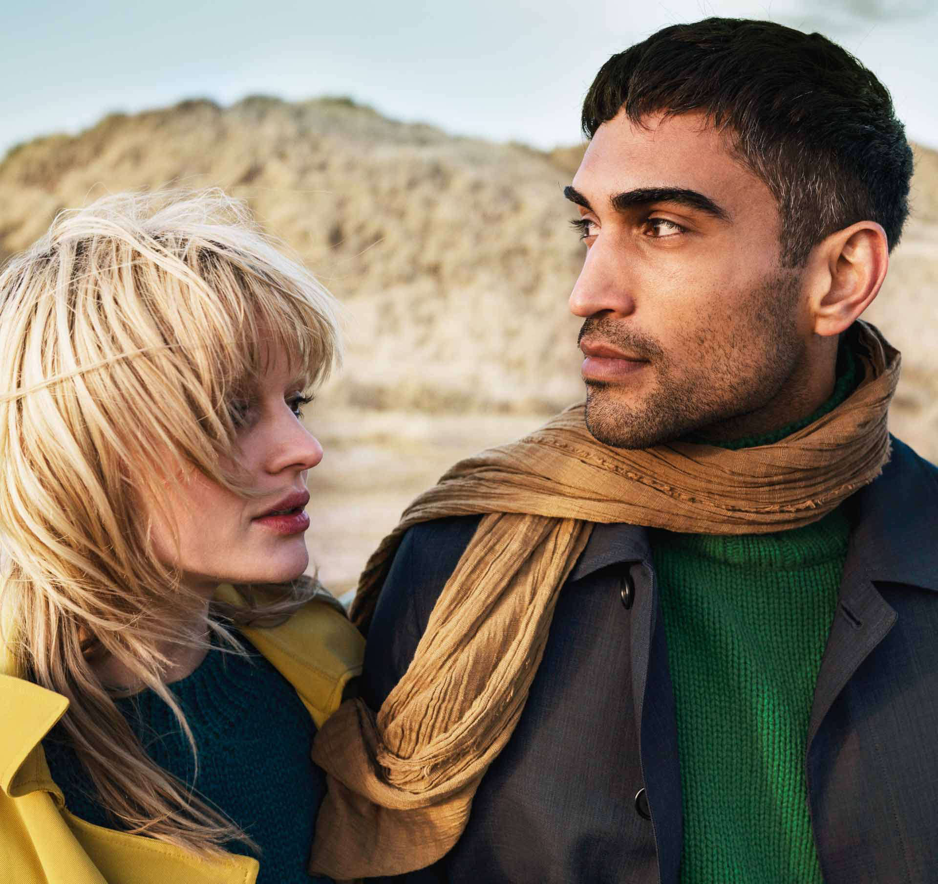 Жінка й чоловік стоять біля автомобіля Peugeot