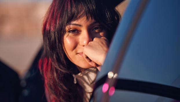 Дівчина у вікні Peugeot 3008