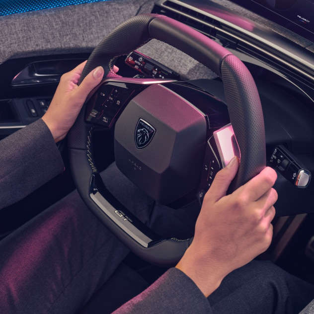 Руки на кермі у салоні нового Peugeot 3008