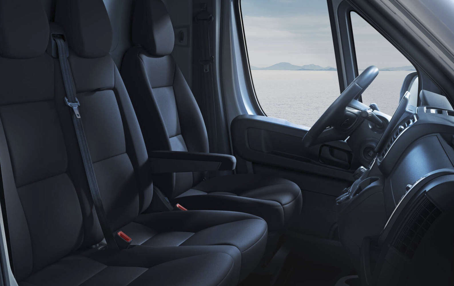 Сидіння у кабіні нового Peugeot Boxer