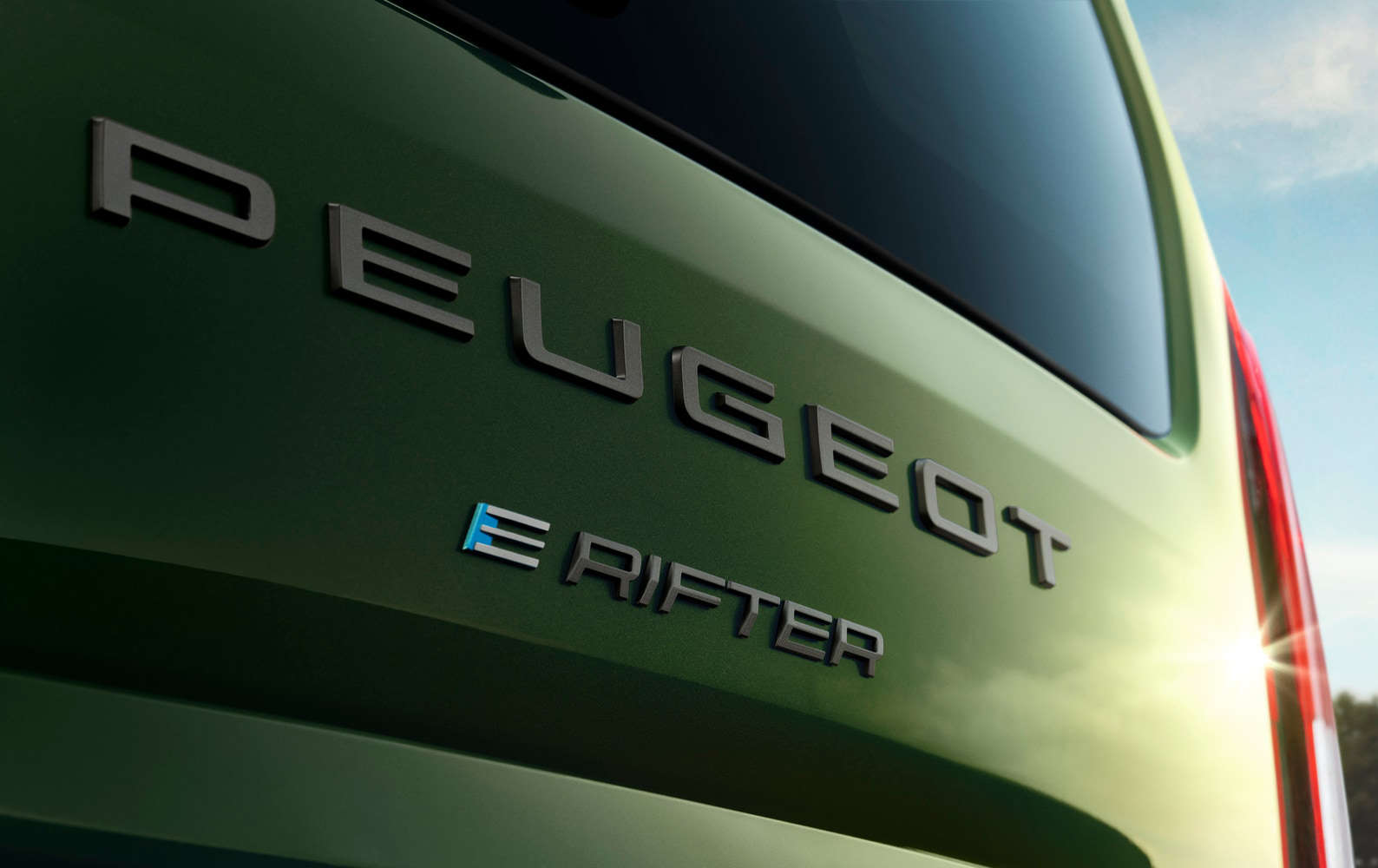 Напис «e-Rifter» на задній ляді Peugeot e-Rifter