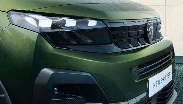 Передня частина Peugeot e-Rifter з правого боку крупним планом