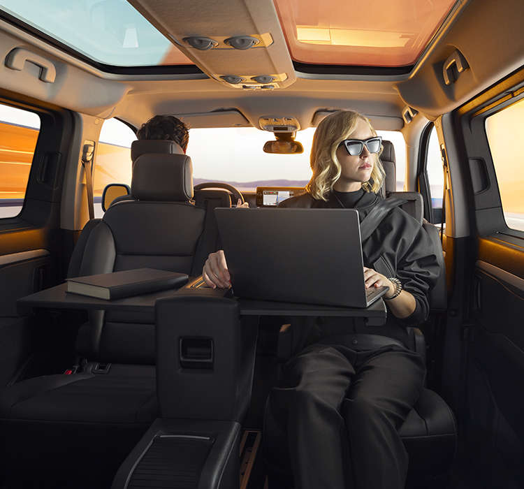 Дівчина з ноутбуком у салоні Peugeot Traveller